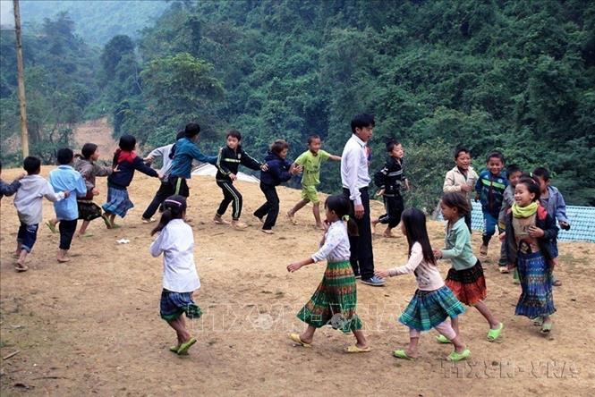 Ngoài học tiếng phổ thông, thầy cô tại các điểm trường lẻ của Trường Tiểu học Sam Kha (xã Sam Kha, huyện Sốp Cộp, tỉnh Sơn La) còn phụ trách dạy nhạc, họa và thể dục. Ảnh: Diệp Anh - TTXVN