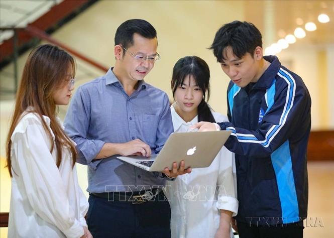 Thầy và trò Khoa Công nghệ thông tin (Trường Đại học Sư phạm Hà Nội) luôn tự hào là nơi khơi nguồn cho những tương lai tài năng và sáng tạo trong lĩnh vực CNTT tại Việt Nam. Ảnh: Thanh Tùng – TTXVN