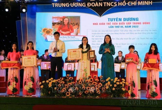 Lễ tuyên dương, trao tặng Giải thưởng “Nhà giáo trẻ tiêu biểu” cấp Trung ương lần thứ III cho 100 nhà giáo trẻ tiêu biểu trong công tác giảng dạy, nghiên cứu; có thành tích xuất sắc trong công tác Đoàn, Hội (2022). Ảnh: Nhựt An-TTXVN