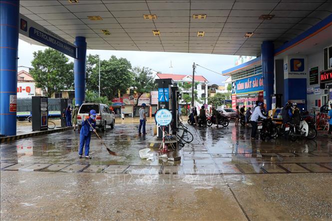 Nhân viên cây xăng số 1 trên đường Hùng Vương, thành phố Huế, dọn dẹp vệ sinh trong ngày mở cửa trở lại sau khi bị ngập sâu do nước lũ. Ảnh: Đỗ Trưởng - TTXVN