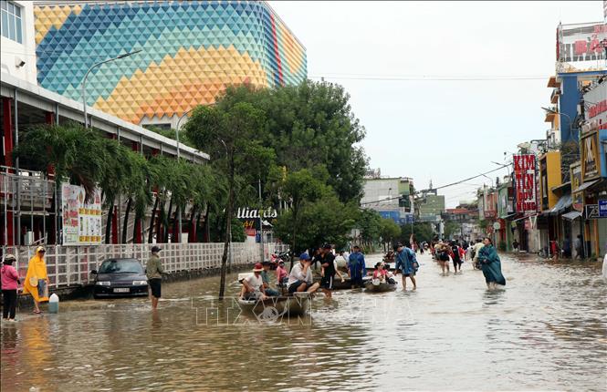Ngoài 1 số khu vực nước rút, nhiều tuyến đường ở thành phố Huế vẫn bị ngập trong nước. Ảnh: Đỗ Trưởng - TTXVN