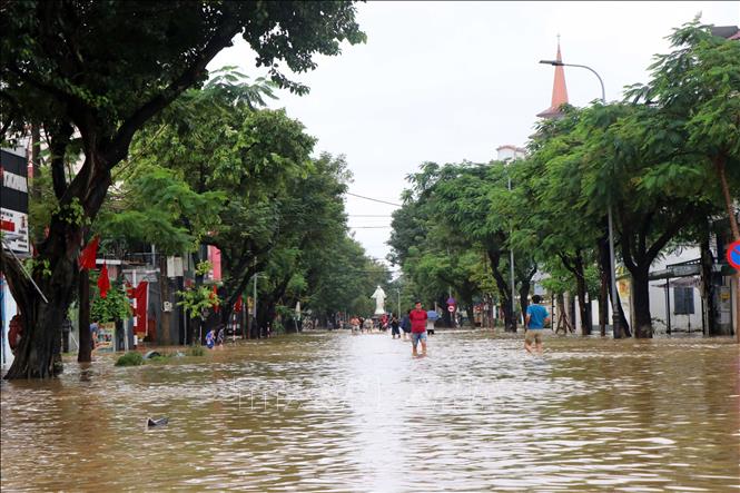Ngoài 1 số khu vực nước rút, nhiều tuyến đường ở thành phố Huế vẫn bị ngập trong nước. Ảnh: Đỗ Trưởng - TTXVN