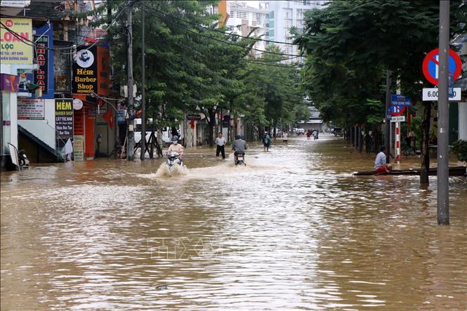 Ngoài 1 số khu vực nước rút, nhiều tuyến đường ở thành phố Huế vẫn bị ngập trong nước. Ảnh: Đỗ Trưởng - TTXVN