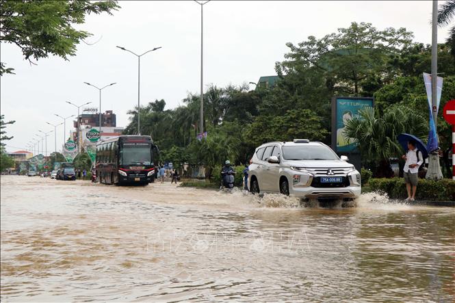 Ngoài 1 số khu vực nước rút, nhiều tuyến đường ở thành phố Huế vẫn bị ngập trong nước. Ảnh: Đỗ Trưởng - TTXVN