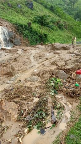 Sạt lở trên đèo Violak khiến giao thông trên Quốc lộ 24 từ Quảng Ngãi đi Kon Tum bị chia cắt. Ảnh: TTXVN phát
