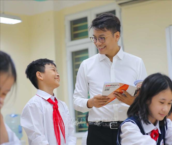 Trong công tác giảng dạy, thầy giáo Đỗ Đức Mạnh luôn chú trọng việc tiếp nhận kiến thức chủ động cho học sinh, luôn đảm bảo các em học sinh có được nền tảng kiến thức ngoại ngữ bài bản, vững vàng, áp dụng linh hoạt vào các môn học và lĩnh vực khác để các tiết dạy luôn được học sinh yêu thích. Ảnh: Thanh Tùng - TTXVN 