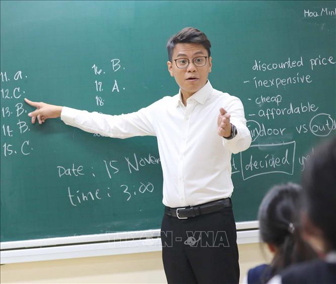 Với những nỗ lực không ngừng nghỉ và những thành tích xuất sắc đã đạt được trong những năm qua, thầy giáo Đỗ Đức Mạnh xứng đáng là một giáo viên Tổng phụ trách Đội tiêu biểu và là tấm gương sáng để thế hệ giáo viên trẻ và các em học sinh học tập và noi theo. Ảnh: Thanh Tùng - TTXVN 