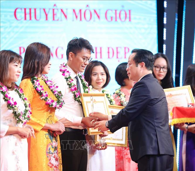 Dịp kỷ niệm 41 năm ngày Nhà giáo Việt Nam (20/11/2023), thầy giáo Đỗ Đức Mạnh vinh dự được ngành giáo dục Thủ đô vinh danh là 1 trong 41 nhà giáo tâm huyết, sáng tạo. Ảnh: Thanh Tùng - TTXVN