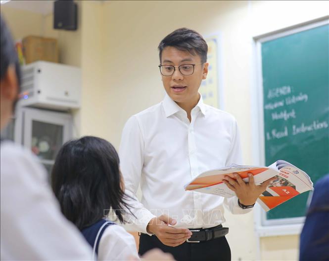 Không chỉ làm tốt vai trò của một Tổng phụ trách Đội giỏi, thầy Đỗ Đức Mạnh còn là một giáo viên có trình độ chuyên môn vững vàng, luôn nỗ lực học hỏi, tích lũy thêm về kiến thức ngoại ngữ để bản thân ngày càng tiến bộ. Ảnh: Thanh Tùng - TTXVN 