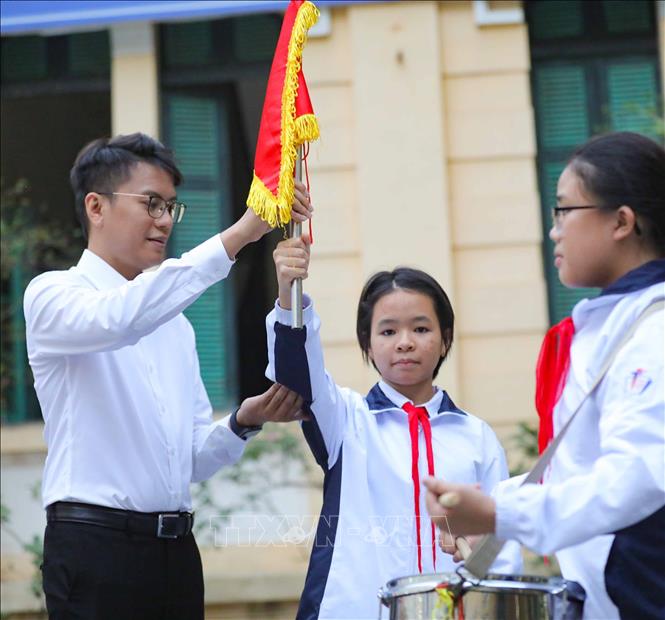 Là một Tổng phụ trách Đội, thầy giáo Đỗ Đức Mạnh luôn chú trọng bám sát vào các chương trình nội dung hoạt động Đội trong năm học để chỉ đạo Liên đội, hoàn thành xuất sắc nhiệm vụ; đi sâu vào các hoạt động trọng tâm, đổi mới nội dung, hình thức sinh hoạt Đội, đưa ra các mô hình sáng tạo có tính giáo dục cao. Ảnh: Thanh Tùng - TTXVN 