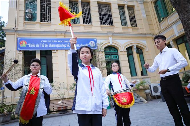 Các hoạt động Đội do thầy giáo Đỗ Đức Mạnh phụ trách luôn đạt giải cao trong các kỳ thi; các buổi giao lưu, biểu diễn trong nhiều hoạt động đều có sự lan toả và tác động tích cực tới nhận thức, cảm xúc của học sinh. Ảnh: Thanh Tùng - TTXVN 
