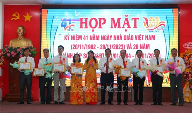 Trao giấy khen của Giám đốc Sở Giáo dục và Đạo tạo cho các cá nhân. Ảnh: Duy Khương - TTXVN
