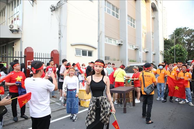 Tràn ngập sắc đỏ của CĐV đội tuyển Việt Nam tại khu vực sân Rizal Memorial. Ảnh: Hoàng Linh/TTXVN