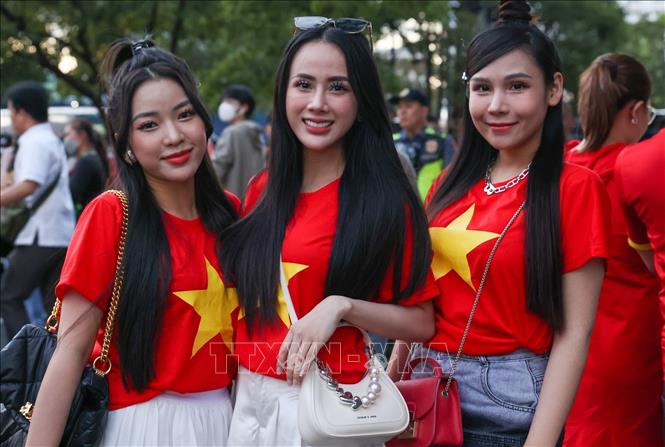 CĐV Việt Nam bên ngoài sân Rizal. Ảnh: Hoàng Linh/TTXVN