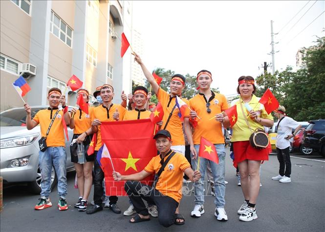 Các cổ động viên của đội tuyển Việt Nam tạo nên bầu không khí sôi động bên ngoài sân Rizal Memorial trước giờ bóng lăn, Ảnh: Hoàng Linh/TTXVN
