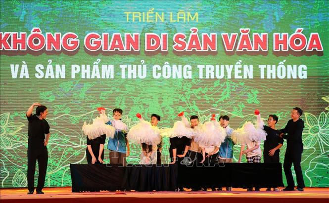 Các nghệ sỹ của Nhà hát múa rối Việt Nam giao lưu với các học sinh tại chương trình. Ảnh: Đức Phương - TTXVN