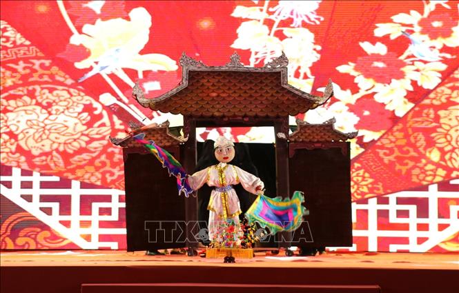 Các nghệ sỹ của Nhà hát múa rối Việt Nam với tiết mục Vũ điệu tâm linh. Ảnh: Đức Phương - TTXVN