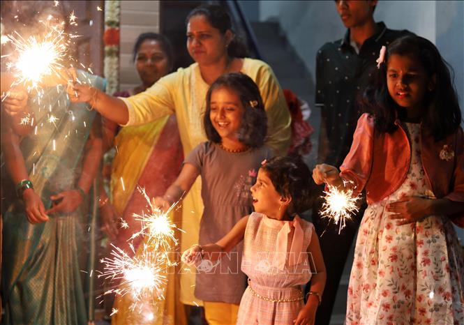 Ngày 12/11/2023, lễ hội Diwali, lễ hội ánh sáng của người Hindu tại Ấn Độ đã lập kỷ lục thế giới Guinness về số lượng đèn dầu bằng đất được thắp sáng. Trên khắp Ấn Độ, nhà cửa và đường phố rực rỡ ánh đèn. Màn thắp đèn dầu ngoạn mục với hơn 2,22 triệu ngọn đèn đã diễn ra bên bờ sông Saryu ở thành phố Ayodhya thuộc bang Uttar Pradesh, theo quan niệm là nơi sinh của Thần Ram, vị thần tôn kính nhất của người Hindu. Ảnh: THX/TTXVN