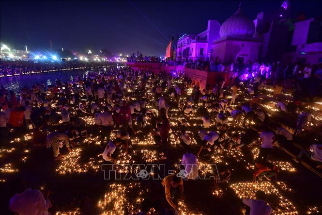 Ngày 12/11/2023, lễ hội Diwali, lễ hội ánh sáng của người Hindu tại Ấn Độ đã lập kỷ lục thế giới Guinness về số lượng đèn dầu bằng đất được thắp sáng. Trên khắp Ấn Độ, nhà cửa và đường phố rực rỡ ánh đèn. Màn thắp đèn dầu ngoạn mục với hơn 2,22 triệu ngọn đèn đã diễn ra bên bờ sông Saryu ở thành phố Ayodhya thuộc bang Uttar Pradesh, theo quan niệm là nơi sinh của Thần Ram, vị thần tôn kính nhất của người Hindu. Ảnh: AFP/TTXVN