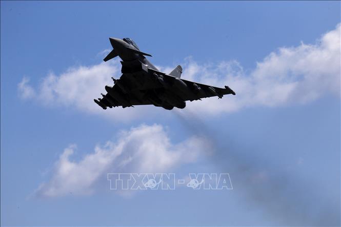 (Tư liệu) Chiến đấu cơ Eurofighter Typhoon của Anh cất cánh từ căn cứ Akrotiri, CH Sip ngày 22/9/2016. Ảnh: AFP/TTXVN