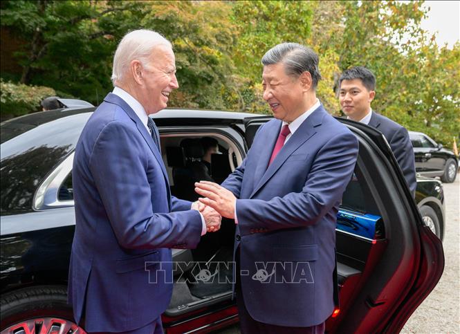 Ngày 15/11/2023, Tổng thống Mỹ Joe Biden (trái) và Chủ tịch Trung Quốc Tập Cận Bình (phải) có cuộc gặp thượng đỉnh bên lề Tuần lễ Cấp cao Diễn đàn Hợp tác kinh tế châu Á – Thái Bình Dương (APEC) 2023 tại San Francisco (Mỹ). Tại cuộc gặp, Tổng thống Mỹ Joe Biden cho rằng nước này và Trung Quốc cần đảm bảo cạnh tranh giữa hai bên sẽ không biến thành xung đột. Về phần mình, Chủ tịch Trung Quốc Tập Cận Bình coi quan hệ Trung-Mỹ là mối quan hệ song phương quan trọng nhất trên thế giới. Ảnh: THX/TTXVN