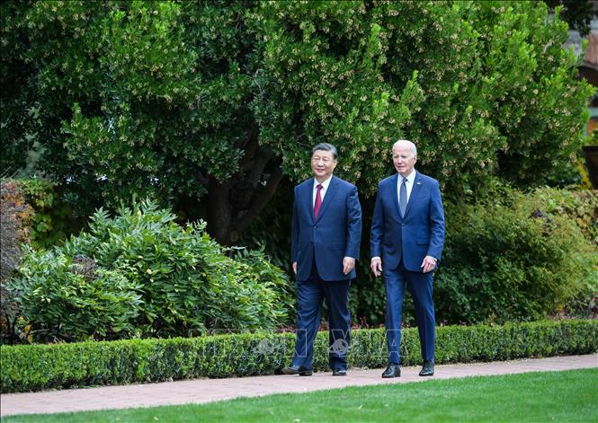 Ngày 15/11/2023, Tổng thống Mỹ Joe Biden (phải) và Chủ tịch Trung Quốc Tập Cận Bình (trái) có cuộc gặp thượng đỉnh bên lề Tuần lễ Cấp cao Diễn đàn Hợp tác kinh tế châu Á – Thái Bình Dương (APEC) 2023 tại San Francisco (Mỹ). Tại cuộc gặp, Tổng thống Mỹ Joe Biden cho rằng nước này và Trung Quốc cần đảm bảo cạnh tranh giữa hai bên sẽ không biến thành xung đột. Về phần mình, Chủ tịch Trung Quốc Tập Cận Bình coi quan hệ Trung-Mỹ là mối quan hệ song phương quan trọng nhất trên thế giới. Ảnh: THX/TTXVN