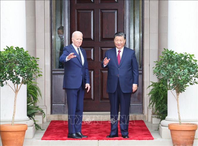 Ngày 15/11/2023, Tổng thống Mỹ Joe Biden (trái) và Chủ tịch Trung Quốc Tập Cận Bình có cuộc gặp thượng đỉnh bên lề Tuần lễ Cấp cao Diễn đàn Hợp tác kinh tế châu Á – Thái Bình Dương (APEC) 2023 tại San Francisco (Mỹ). Tại cuộc gặp, Tổng thống Mỹ Joe Biden cho rằng nước này và Trung Quốc cần đảm bảo cạnh tranh giữa hai bên sẽ không biến thành xung đột. Về phần mình, Chủ tịch Trung Quốc Tập Cận Bình coi quan hệ Trung-Mỹ là mối quan hệ song phương quan trọng nhất trên thế giới. Ảnh: THX/TTXVN