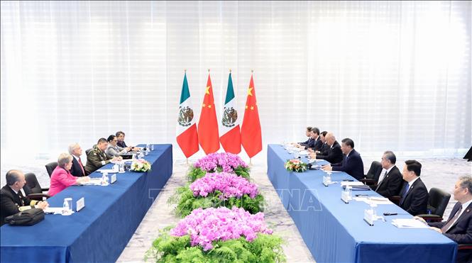 Tổng thống Mexico Lopez Obrador (thứ 3, trái) và Chủ tịch Trung Quốc Tập Cận Bình (thứ 4, phải) trong cuộc gặp bên lề Tuần lễ Cấp cao Diễn đàn Hợp tác kinh tế châu Á-Thái Bình Dương (APEC) tại San Francisco (Mỹ), ngày 16/11/2023. Ảnh: THX/TTXVN
