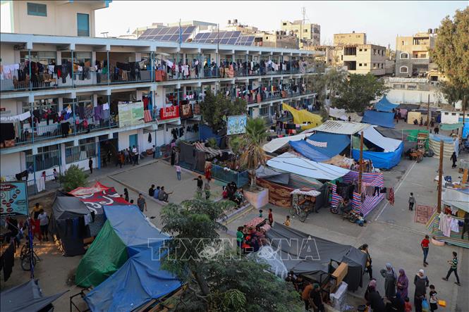 Giám đốc Chương trình Cứu trợ Liên hợp quốc dành cho người tị nạn Palestine (UNRWA) Philippe Lazzarini ngày 16/11/2023 cho biết cơ quan của ông, nơi hỗ trợ hơn 800.000 người sơ tán ở Dải Gaza, có nguy cơ buộc phải đình chỉ hoàn toàn hoạt động vì thiếu nhiên liệu. Trong ảnh: Một trại tị nạn cho người Palestine của UNRWA tại thành phố Khan Younis, Dải Gaza ngày 1/11/2023. Ảnh: THX/TTXVN