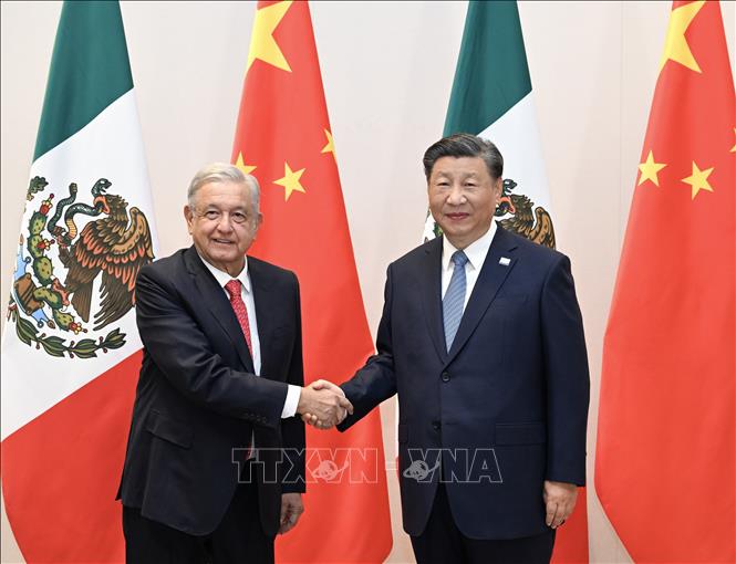 Tổng thống Mexico Lopez Obrador (trái) và Chủ tịch Trung Quốc Tập Cận Bình trong cuộc gặp bên lề Tuần lễ Cấp cao Diễn đàn Hợp tác kinh tế châu Á-Thái Bình Dương (APEC) tại San Francisco (Mỹ), ngày 16/11/2023. Ảnh: THX/TTXVN