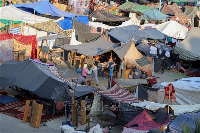 Giám đốc Chương trình Cứu trợ Liên hợp quốc dành cho người tị nạn Palestine (UNRWA) Philippe Lazzarini ngày 16/11/2023 cho biết cơ quan của ông, nơi hỗ trợ hơn 800.000 người sơ tán ở Dải Gaza, có nguy cơ buộc phải đình chỉ hoàn toàn hoạt động vì thiếu nhiên liệu. Trong ảnh: Một trại tị nạn cho người Palestine của UNRWA tại thành phố Khan Younis, Dải Gaza ngày 1/11/2023. Ảnh: THX/TTXVN