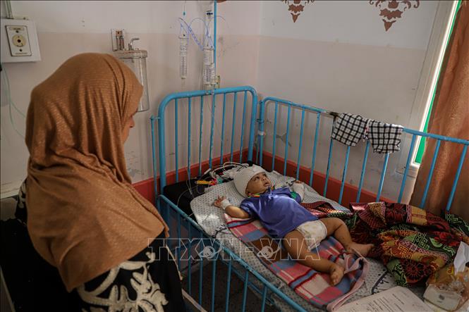 Ngày 15/11/2023, Quân đội Israel (IDF) thông báo đã tiến vào bệnh viện Al-Shifa lớn nhất tại Dải Gaza nhằm mục tiêu vào nơi mà lực lượng này tin là Phong trào Hamas đặt trung tâm chỉ huy trong các đường hầm dưới lòng đất dù Hamas luôn bác bỏ. IDF cho biết đã phát hiện nhiều loại vũ khí và các trang thiết bị của lực lượng Hamas ở bên trong bệnh viện Al-Shifa nhưng không có dấu hiệu của con tin bị giam giữ tại đây. Trong ảnh: Em nhỏ bị thương được điều trị tại bệnh viện ở Khan Younis, Dải Gaza ngày 10/11/2023. Ảnh: THX/TTXVN