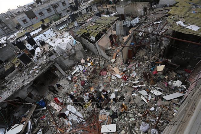 Ngày 15/11/2023, Hội đồng Bảo an Liên hợp quốc (HĐBA LHQ) đã thông qua nghị quyết kêu gọi ngừng bắn ngay lập tức vì mục đích nhân đạo tại Dải Gaza. Nghị quyết kêu gọi thiết lập hành lang nhân đạo khẩn cấp và mở rộng trên khắp Dải Gaza, nhằm tạo điều kiện cho việc tiếp cận nhân đạo đầy đủ, nhanh chóng, an toàn và không bị cản trở các loại hàng hóa và dịch vụ thiết yếu trên khắp Gaza, cũng như sửa chữa khẩn cấp các cơ sở hạ tầng thiết yếu. Ảnh: THX/TTXVN