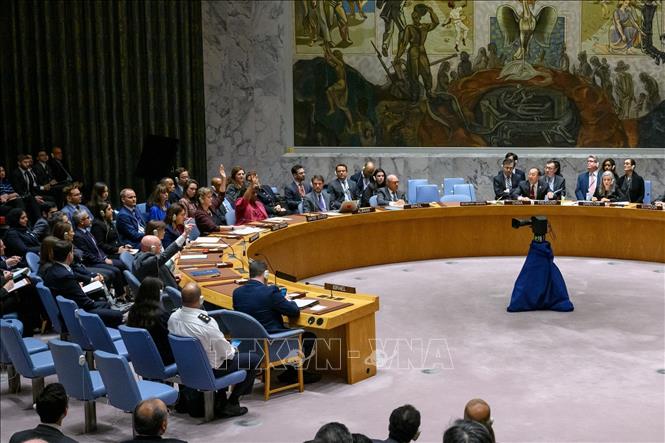 Ngày 15/11/2023, Hội đồng Bảo an Liên hợp quốc (HĐBA LHQ) đã thông qua nghị quyết kêu gọi ngừng bắn ngay lập tức vì mục đích nhân đạo tại Dải Gaza. Nghị quyết kêu gọi thiết lập hành lang nhân đạo khẩn cấp và mở rộng trên khắp Dải Gaza, nhằm tạo điều kiện cho việc tiếp cận nhân đạo đầy đủ, nhanh chóng, an toàn và không bị cản trở các loại hàng hóa và dịch vụ thiết yếu trên khắp Gaza, cũng như sửa chữa khẩn cấp các cơ sở hạ tầng thiết yếu. Ảnh: THX/TTXVN