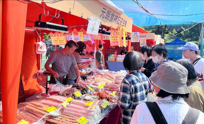Đông đảo khách tham quan, mua sắm tại Lễ hội ẩm thực quốc tế Hong Kong (Trung Quốc). Ảnh: Mạc Luyện pv TTXVN tại Hong Kong 