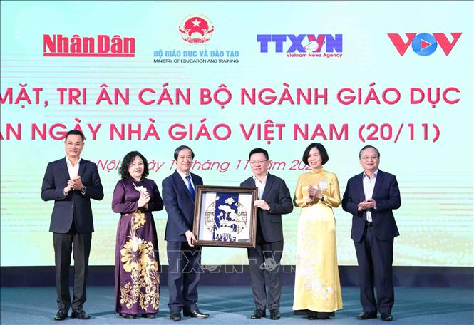 Ủy viên Trung ương Đảng, Tổng Biên tập Báo Nhân Dân, Chủ tịch Hội Nhà báo Việt Nam Lê Quốc Minh, đại diện lãnh đạo các cơ quan Thông tấn, báo chí tặng quà tri ân các nhà giáo. Ảnh: Minh Đức - TTXVN

