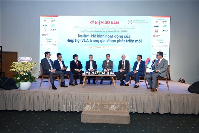 Tọa đàm định hướng phát triển hiệp hội trong bối cảnh xu hướng logistics thế giới tại khuôn khổ buổi lễ. Ảnh: Minh Hưng-TTXVN
