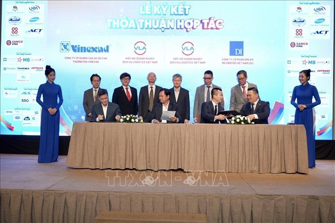 Lễ ký kết Bản ghi nhớ hợp tác giữa VLA và các đối tác trong khuôn khổ buổi lễ. Ảnh: Minh Hưng-TTXVN