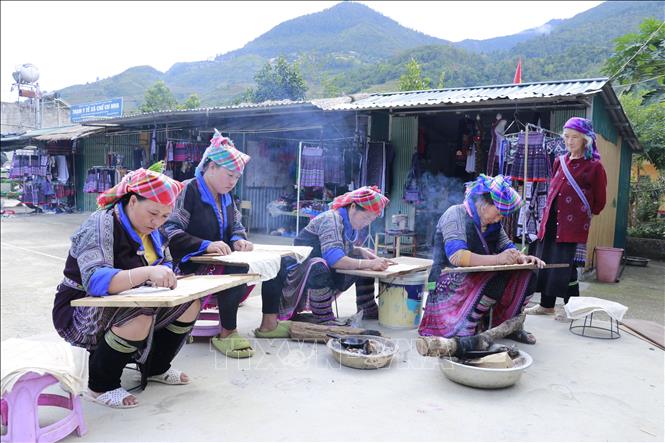 Những phụ nữ Mông tranh thủ vẽ mọi lúc khi có thời gian rảnh, ở mọi nơi khi có bếp lửa và khi sáp ong đã nóng chảy, đặc biệt là những lúc nông nhàn. Ảnh: Tuấn Anh - TTXVN