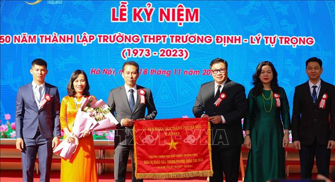 Nhà trường đón nhận Cờ thi đua của UBND thành phố Hà Nội. Ảnh: Thanh Tùng - TTXVN 