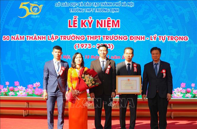 Trường THPT Trương Định nhận Bằng khen của Bộ trưởng Bộ Giáo dục và Đào tạo. Ảnh: Thanh Tùng - TTXVN