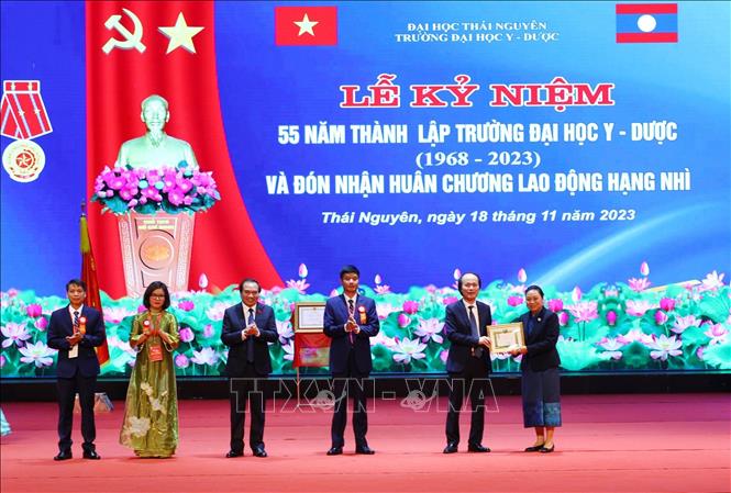 Đại diện Đại sứ quán Lào tại Việt Nam trao tặng Huân chương Hữu nghị cho tập thể nhà trường. Ảnh: Thu Hằng-TTXVN
