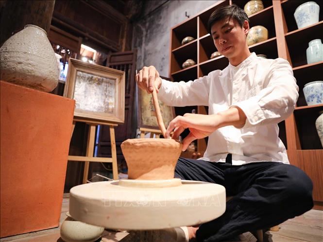Sinh ra và lớn lên ở làng gốm Bát Tràng, nghệ nhân Nguyễn Trường Sơn không chỉ tiếp nối dòng chảy truyền thống của quê hương mà còn là người tiên phong trong dòng gốm “Be chạch”. Ảnh: Thanh Tùng -  TTXVN 