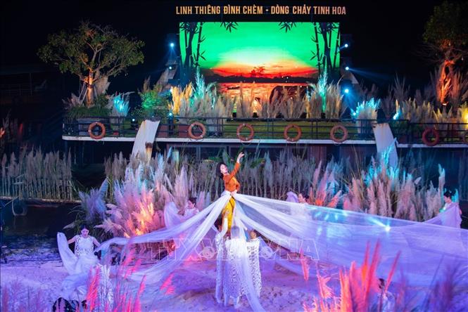 Tiết mục nghệ thuật đặc sắc tại chương trình. Ảnh: Thảo Quyên - TTXVN phát