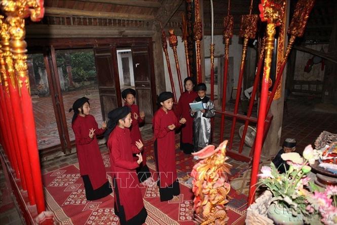 Hát Xoan là di sản thuộc loại hình nghệ thuật trình diễn, một tín ngưỡng bắt nguồn từ việc thực hành thờ cúng tổ tiên của người Việt, được UNESCO công nhận là Di sản văn hóa phi vật thể đại diện của nhân loại. Ảnh: Phạm Hậu - TTXVN