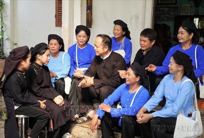 Nghệ nhân Ưu tú Lâm Minh Sập, người Sán Chí (thuộc nhóm dân tộc Sán Chay), thôn Cống, xã Kiên Lao, huyện Lục Ngạn (Bắc Giang) truyền dạy hát dân ca Sán Chí cho các thành viên câu lạc bộ. Dân ca Sán Chỉ được đưa vào Danh mục Di sản văn hóa phi vật thể Quốc gia năm 2012 để bảo tồn, phát huy. Ảnh: Danh Lam-TTXVN