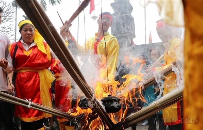 Cứ vào ngày 12 tháng Giêng hằng năm, người dân xã Bắc Sơn (huyện Tam Nông, tỉnh Phú Thọ) lại tổ chức hội làng Gia Dụ. Độc đáo và thu hút sự cổ vũ của đông đảo người dân, du khách nhất là phần kéo lửa, thổi cơm thi. Ảnh: Trung Kiên – TTXVN

