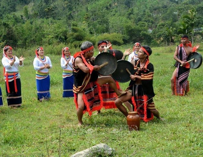 Nghệ nhân ưu tú Hồ Văn Biên (sinh năm 1964), người dân tộc Cor, xã Trà Sơn, huyện Trà Bồng, tỉnh Quảng Ngãi đã “truyền lửa’’ cho thế hệ trẻ trong việc gìn giữ, bảo tồn bản sắc văn hóa dân tộc Cor, phát huy giá trị di sản Cồng chiên nơi đại ngàn thông qua các lớp truyền dạy cồng chiêng, dân ca, dân vũ. Ảnh: Lê Ngọc Phước - TTXVN