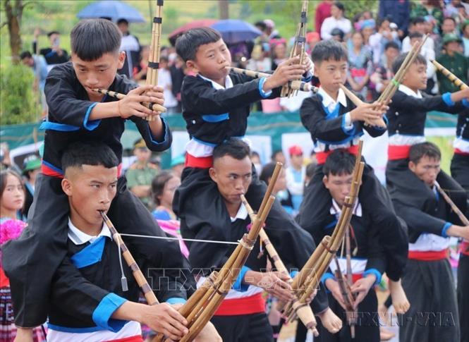 Màn đồng diễn khèn Mông tại Ngày hội văn hóa dân tộc Mông huyện Tam Đường 2023 tại bản Thèn Pả, xã Tả Lèng (Lai Châu) khiến rất nhiều du khách và người dân thích thú. Ảnh: Nguyễn Oanh-TTXVN.