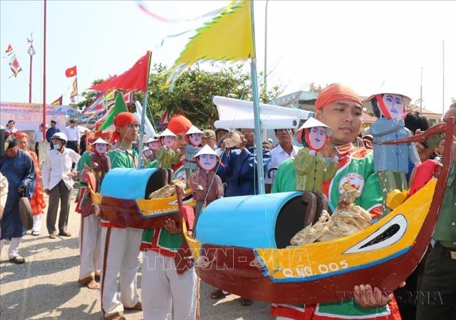 Tháng 4/2013, Bộ VH, TT&DL quyết định đưa Lễ khao lề thế lính Hoàng Sa vào danh mục Di sản văn hóa phi vật thể quốc gia, loại hình Tập quán xã hội và tín ngưỡng. Ảnh: Phạm Cường-TTXVN